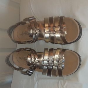 Clarks metallic strappy platforms 10 wide